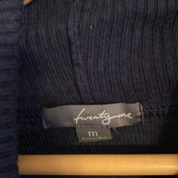 FOREVER 21 BLACK & BLUE SWEATER SIZE MEDIUM - Picture 2 of 3